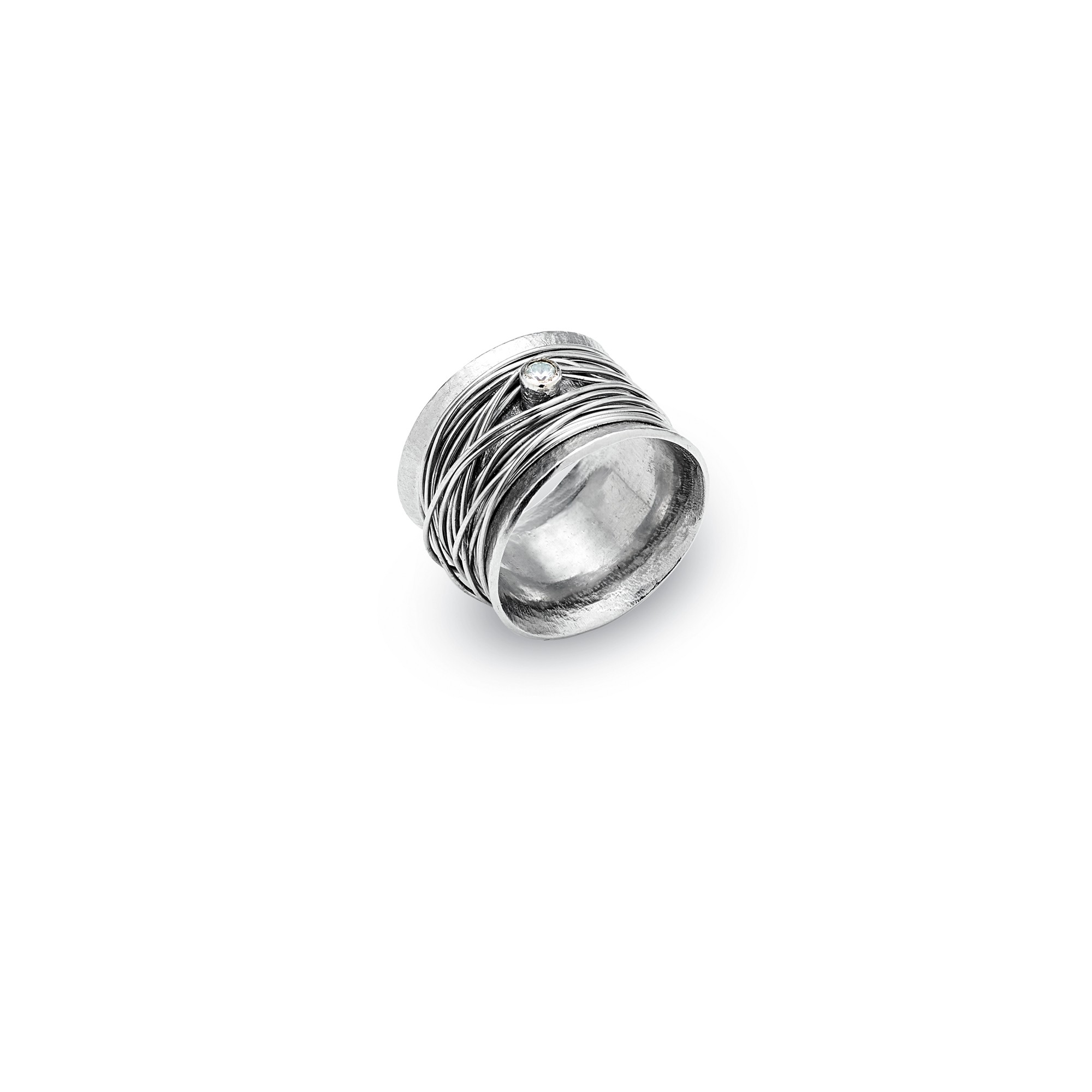 Anel com pedra zircão centro e fios de prata a envolver o anel tipo novelo